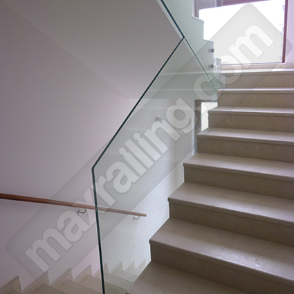 Стъклен парапет